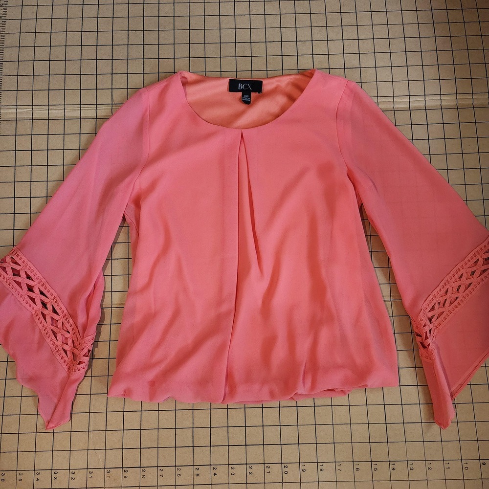 Dusty pink top bell sleeves with crochet like details, elastic under flowy waist